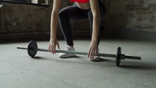 Mulher fitness realiza levantamento de sinos no ginásio. uma mulher levanta um sino sobre a cabeça — Vídeo de Stock