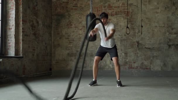 Potężny trening z liną na siłowni funkcjonalnej. Crossfit liny ćwiczenia podczas treningu sportowca na siłowni — Wideo stockowe