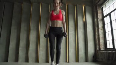 Spor salonundaki adım platformunda kadın antrenmanı. Genç bayan spor salonunda adım platformuyla egzersiz yapıyor.