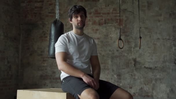 Professionell bodybuilder man instruktör talar på kameran motivation för sport i gymmet — Stockvideo