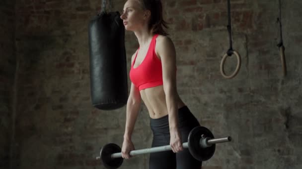 Sportowiec kobieta robi deadlift ćwiczenia, trening podnoszenia ciężarów na siłowni — Wideo stockowe