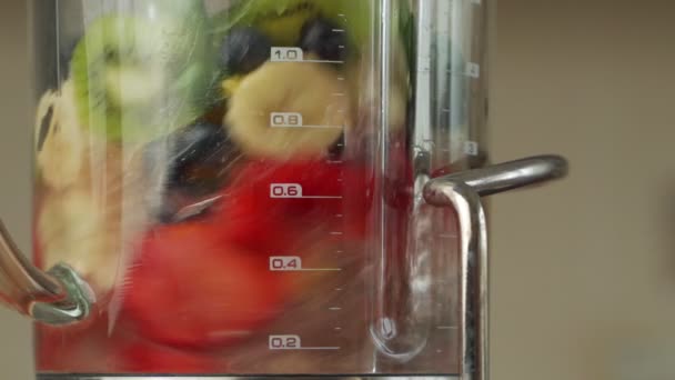 Nahaufnahme eines Mixers, der einen Frucht-Smoothie herstellt — Stockvideo