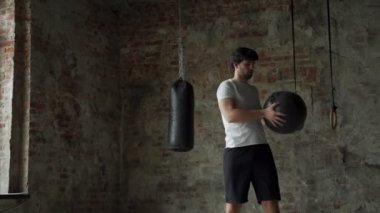 Spor salonundaki fitness topuyla basın için egzersiz yapan fitness adamı.
