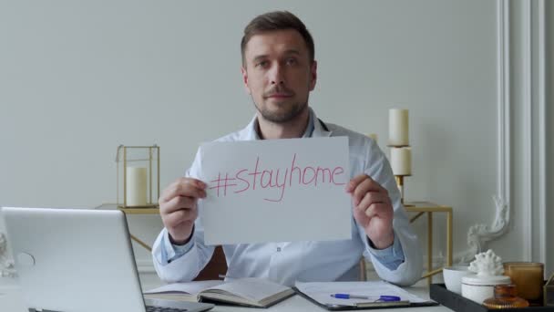 Arzt hält während einer Coronavirus-Epidemie ein "Stay at Home" -Schild hoch — Stockvideo