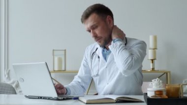 Erkek doktor hastalarına bakmak için çok çalışmaktan stresli ve yorgun. Erkek doktor vardiyadan sonra yoruldu.