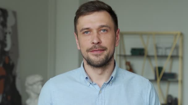 Retrato de um jovem bonito com uma camisa sorrindo para a câmera — Vídeo de Stock