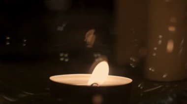 Mumlar karanlıkta yanıyor. Meditasyon mumu dini törende yanıyor.