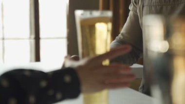 Yavaş çekim yapan barmen içkiyi masanın karşısındaki müşteriye uzatır. Kadın yakalıyor.. 
