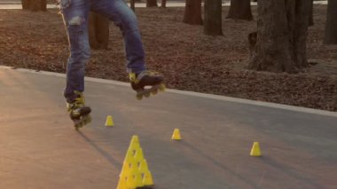 Moskova, Rusya - 9 Nisan 2021: Paten kayan adam parkta dublör egzersizi yapıyor. 