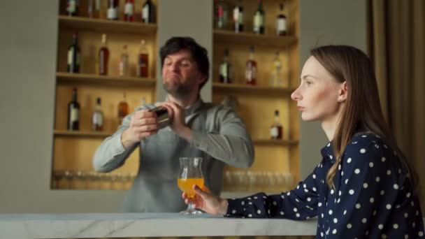 Szalony barman potrząsa shakerem w barze — Wideo stockowe