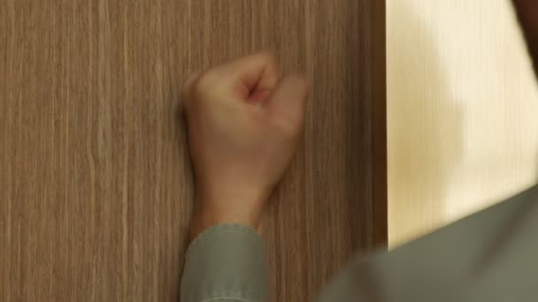 Közelkép férfi kéz dörömböl a fa ajtón — Stock videók