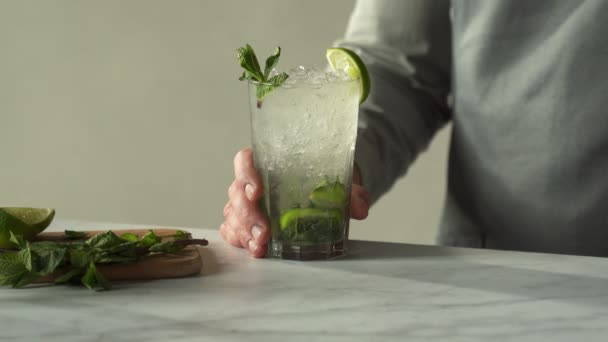 Barman připravuje a míchá koktejly u baru. Mojito koktejl podávaný v restauračním baru — Stock video