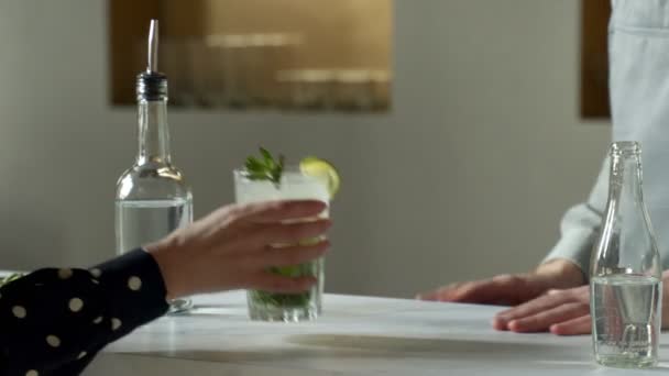 Close-up man barman serveert de klant een mojito cocktail — Stockvideo