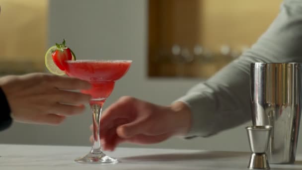 Close-up man barman serveert de klant een margarita cocktail — Stockvideo