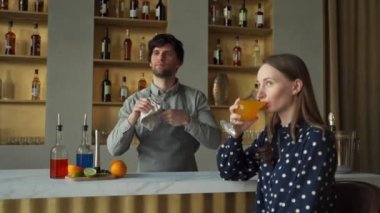 Barda televizyon izleyen gülümseyen barmen ve kadın müşteri