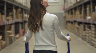 Tramvay iten bir kadın depoda bir şeyler arıyor..