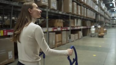 Tramvay iten bir kadın depoda bir şeyler arıyor..