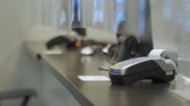 Terminali akıllı telefonlu bir kadına ulaşılamaz ödeme yapmak için kullanan kadın