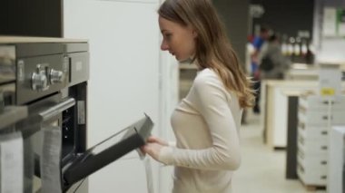 Kadın süpermarkette fırın seçiyor..