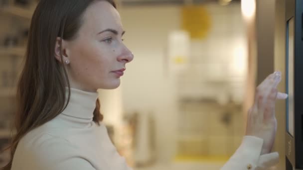 Écran tactile sensible féminin tout en recherchant le système de technologie de l'information — Video