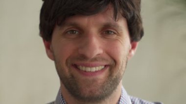 Stüdyoda vurulan mutlu adamın yüzüne yakın çekim.