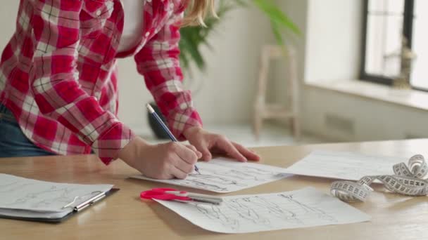 Gros plan femme styliste main travaillant dans un atelier de bureau. Femme fashionista élégante créant une nouvelle collection de conception de tissu. Adaptation et couture Style de vie et occupation des personnes — Video