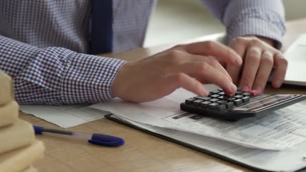 Conceito de planejamento de dedução fiscal. Empresário que calcula o saldo de negócios em uma calculadora está preparando uma redução de impostos. — Vídeo de Stock