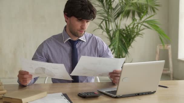 Frustrierter Geschäftsmann wirft am Arbeitsplatz Dokumente weg. Wütender Geschäftsmann verstreut Papiere in modernem Büro — Stockvideo
