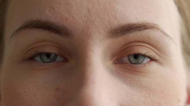 Gros plan du visage et des yeux de la jeune femme — Video