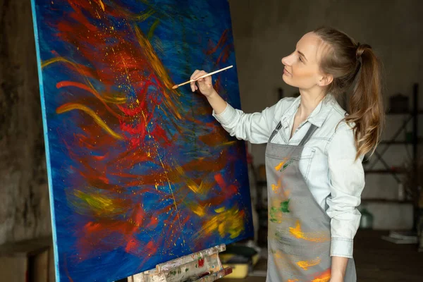 Giovane donna artista pittura creativo pittura indietro vista. — Foto Stock