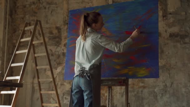 Jovem artista pintando pintura criativa visão traseira. — Vídeo de Stock