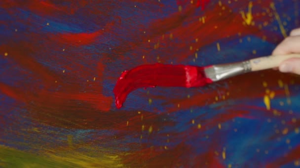 Kırmızı bir fırçayla el çizimi yapan bir kadın sanatçının yakın çekimi — Stok video