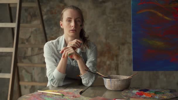Szakmai női művész fáradt dolgozik a festészet stúdió. — Stock videók