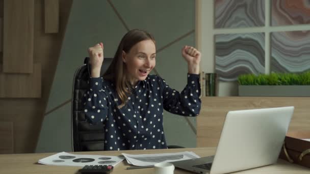 Jonge vrouw werken met behulp van computer laptop - dollars naar beneden komen als regen. — Stockvideo