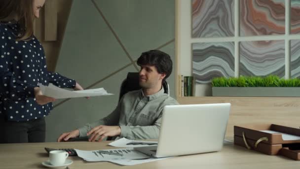Podnikatelé objímající se při pohledu na sebe v kanceláři, flirtování a kancelářské romantiky koncept — Stock video
