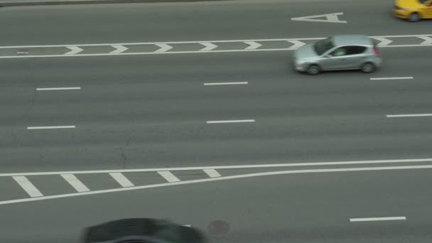 Şehir caddesi manzaralı bir araba trafiği — Stok video