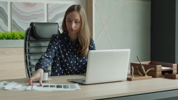 Młoda przedsiębiorczyni pracująca online, sprawdzająca pocztę na laptopie organizująca proces pracy w biurze — Wideo stockowe