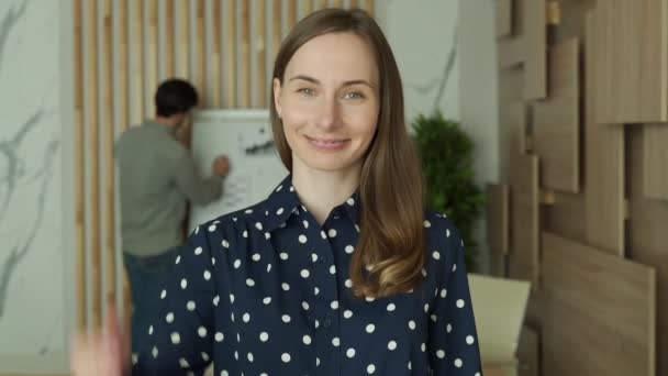 Femme d'affaires étendant la main à la caméra, offrant poignée de main, saluant les invités, regardant la caméra — Video