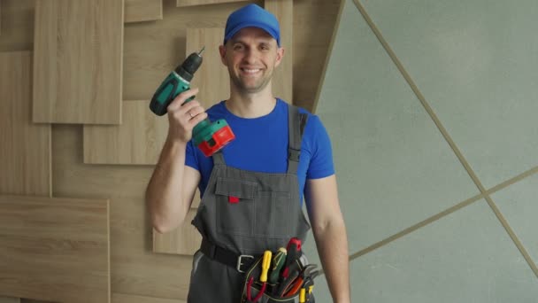 Reparateur steht mit Schraubenzieher im Raum und lächelt — Stockvideo