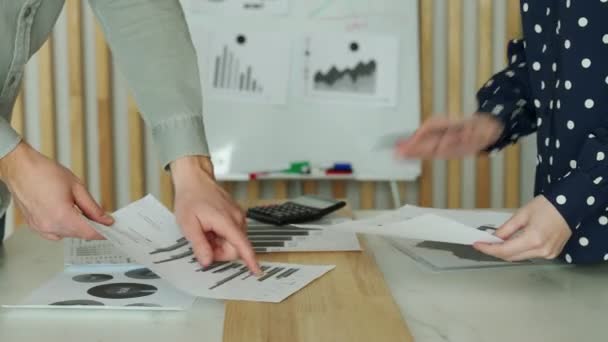 Férfi és női kezek közelsége a pénzügyi jelentésre mutató grafikonokkal és grafikonokkal — Stock videók