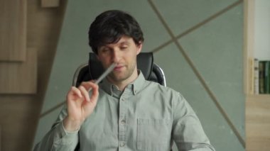 Kameraya bakan adamın portresi ofisten video görüşmesi yapıyor.