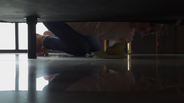 Zbliżenie kobiety w gumowych rękawiczkach i czyszczącej podłogę pod łóżkiem. Czyszczenie i dezynfekcja powierzchni. — Wideo stockowe