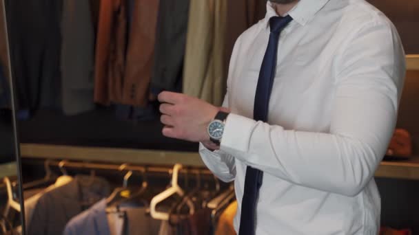 Homme en chemise boutonne sa montre-bracelet dans le dressing — Video
