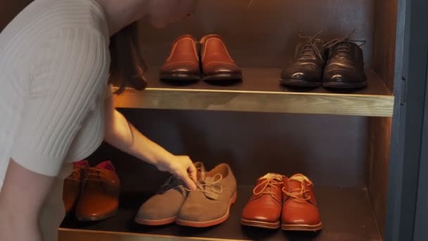 Närbild ung kvinna väljer mens skor i en skoaffär — Stockvideo