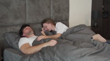 Sinir bozucu horlama. Sinirli bir kadın uyuyamaz çünkü erkek arkadaşı burnunu kapatırken horlar.