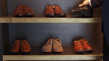 Bir erkek ayakkabı mağazasından ayakkabı almayı seçer.