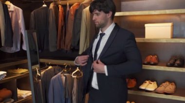 Genç yakışıklı iş adamı sıkı bir ceket giyer.