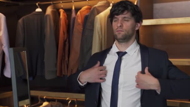 Young handsome businessman puts on a strict jacket — Stock Video