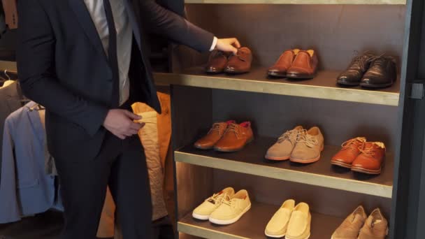 Mann wählt Modeschuhe im Kaufhaus — Stockvideo