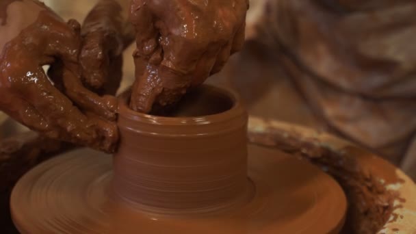 Aulas de cerâmica, mulher a fazer panela de barro na roda. Close-up de mãos sujas, esculpindo argila louça masterclass cerâmica formação — Vídeo de Stock